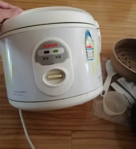 苏泊尔豪华自动电饭煲，型号是cfxb40y...