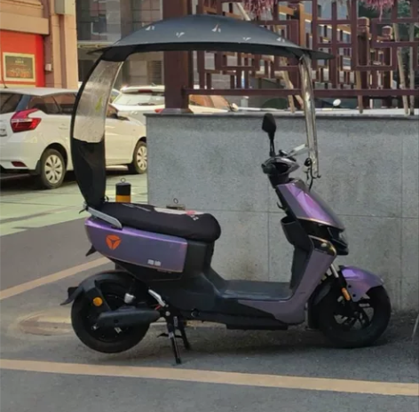 出自骑雅迪欧陆运动豪华版电动车一辆 颜色为...