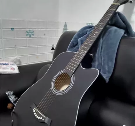 在吉他店买的，原价一千多，当时还报了课，这...