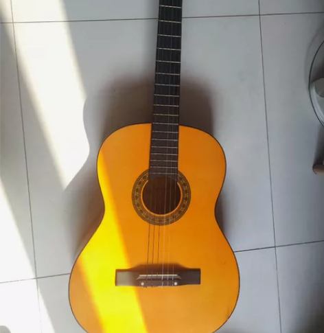 红棉古典吉他，5成新。弦钮坏一个，琴肩有维...