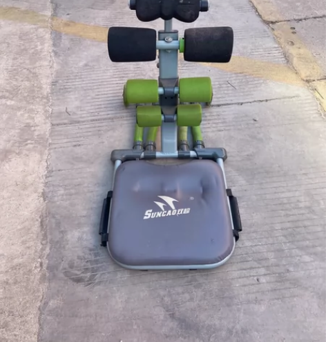 仰卧起坐健身器，功能正常，图片中座垫凹陷是...