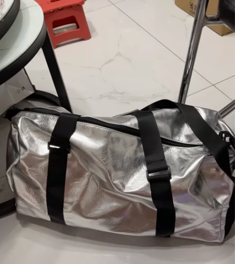 健身包，一体式，可装鞋衣服。 感兴趣的话点...