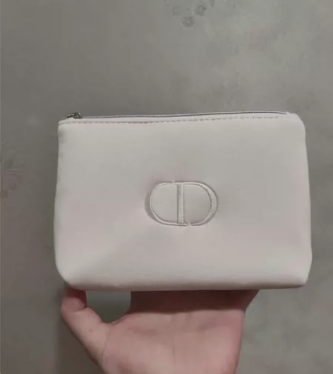 迪奥专柜最近赠送的化妆包，米粉色空气棉材质...