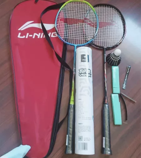 ?过节跟家里人逛街去实体店买的李宁羽毛球拍...