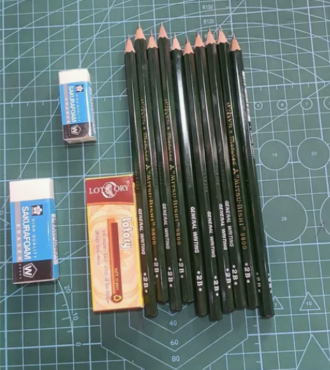 十支三菱2B铅笔,一个中号樱花橡皮,一个老...