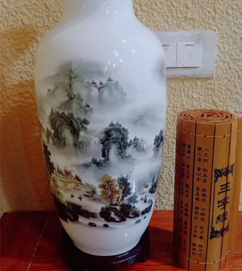 * 景德镇花瓶。尺寸:高度38公分，口径1...