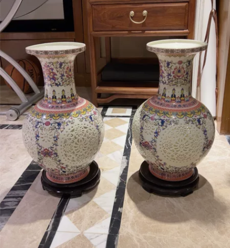 景德镇镂空雕花造型花瓶带底座2个 感兴趣的...