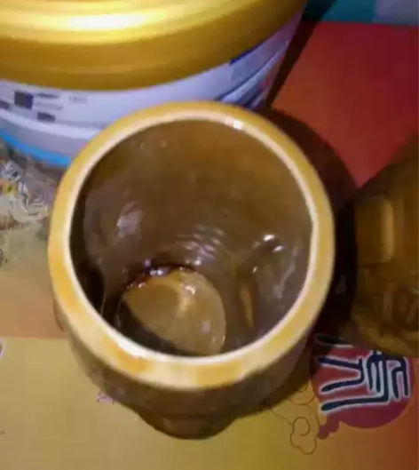 七八十年代唐山产手工瓷笔筒一对，品相如图所...