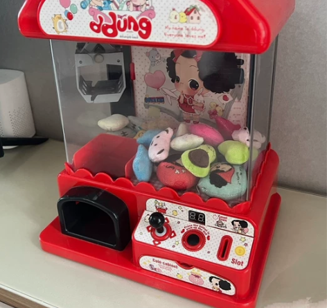 冬几娃娃机 小娃娃+娃娃手枕+扭扭蛋+币?...