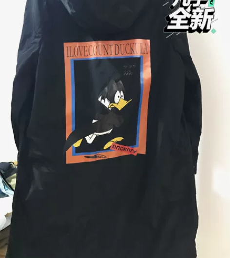 太平鸟 男装 唐老鸭 长款连帽风衣 货号:...