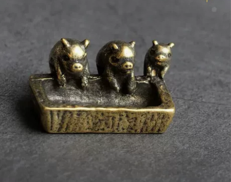 实心纯黄铜桌面小摆件，三只小猪槽香插茶宠！...