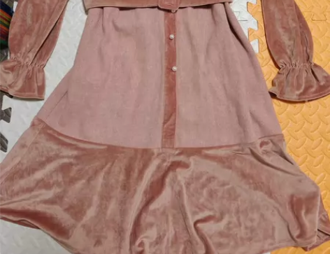 冬季粉色丝绒拼接荷叶摆连衣裙 裙子是均码，...