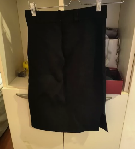 秋冬一步裙，购于实体店，尺码M，店铺两件包...