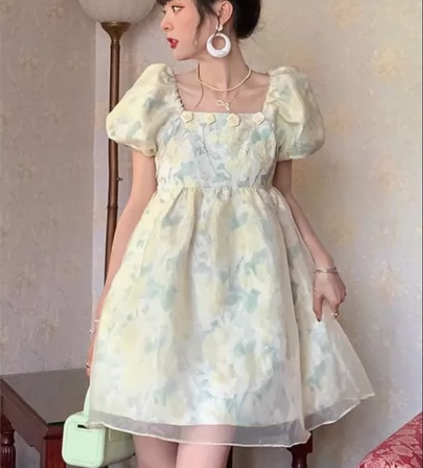 法式泡泡袖碎花连衣短裙夏季新款女收腰方领蓬...