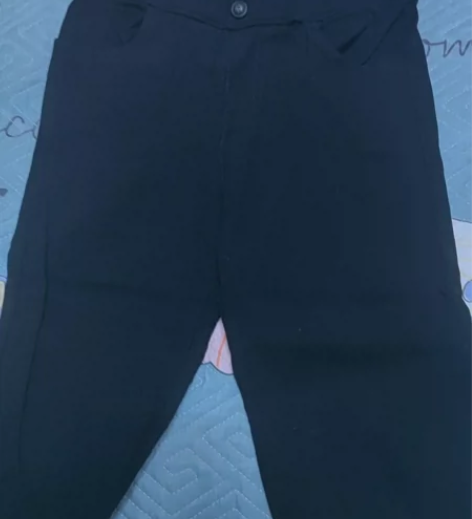 纯黑色铅笔裤，高弹力，版型超级好。百搭神器...