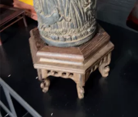 火山岩材质的笔筒，也可以做烟灰缸或者小花盆...