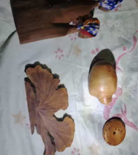 一共80元包邮 一共四件木质品,两个崖柏,...
