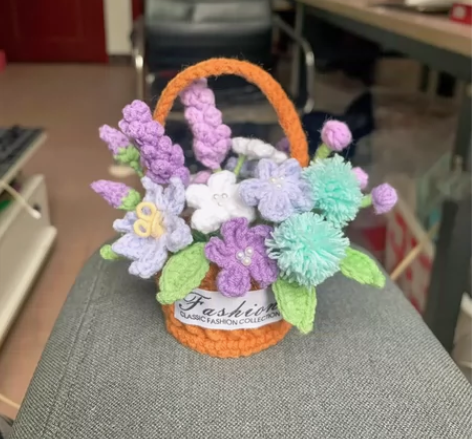 手工钩织毛线小花篮  很温柔舒服的紫色系花...
