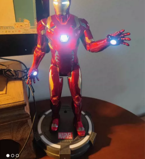 钢铁侠手办 大小如图,对比手机为11pro...