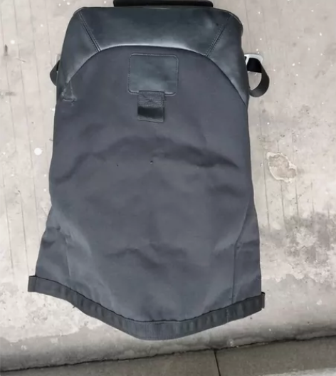 刚买的装上车三天的巡航太子车的右边边包及其...