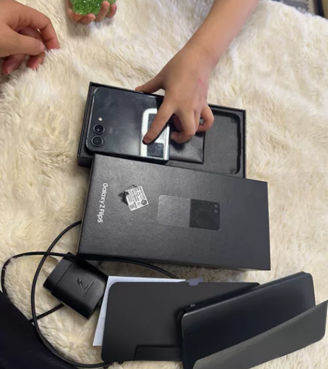 三星Z Flip5 8256g 没有磕碰划...