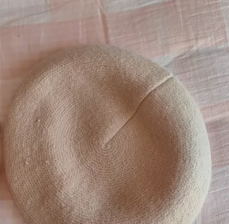 乳白色羊毛贝雷帽，小羊皮包边，头围可调节大...