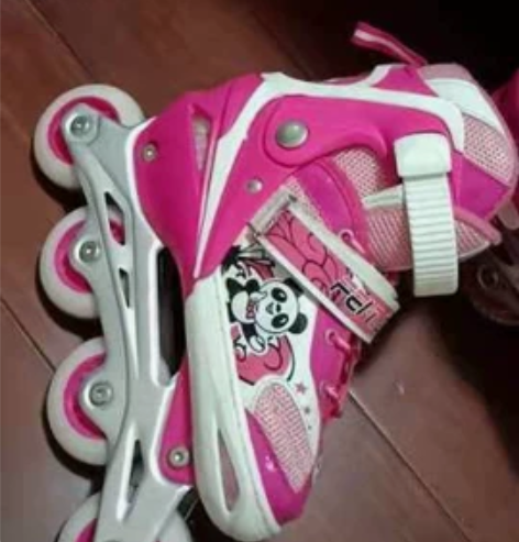 直排轮几乎全新，初一买的，现在嫌小，有护具...