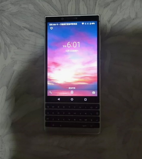 黑莓key 2，大陆国行可以插卡打电话上网...