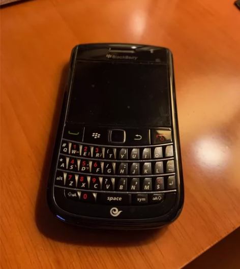 情怀的玩具，黑莓9650，双模，8707G...