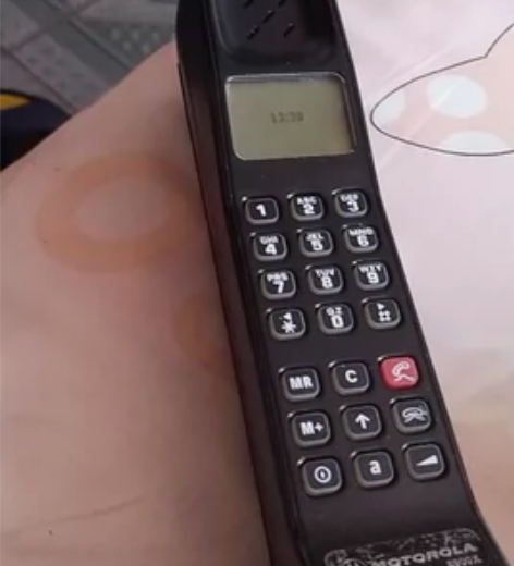 全新摩托罗拉大哥大手机未用过，双电电池，仅...