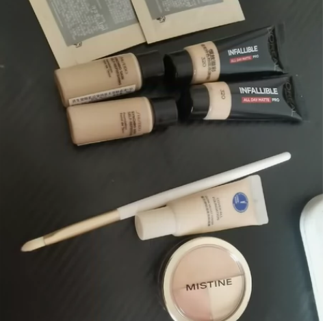 图二:mistine遮瑕膏+蓝盾粉底液5g...