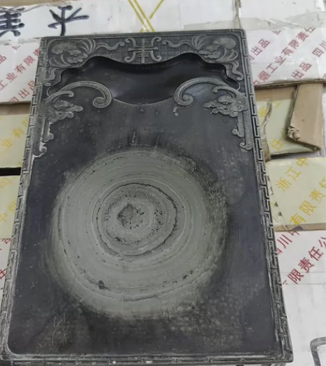 绿端砚 厚重，包浆浑厚，皮壳老辣 尺寸大，