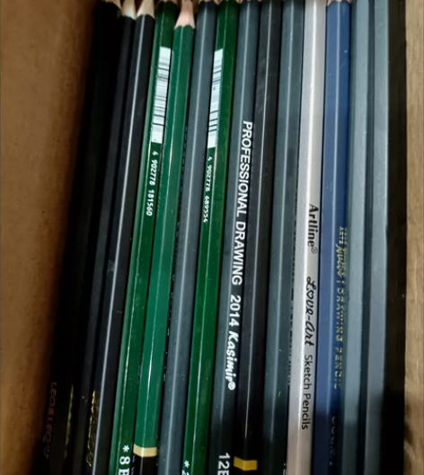 素描铅笔按斤卖，1斤15元包邮，一斤约90...