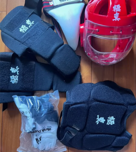儿童空手道极真护具全套 大概穿过五六次，送...