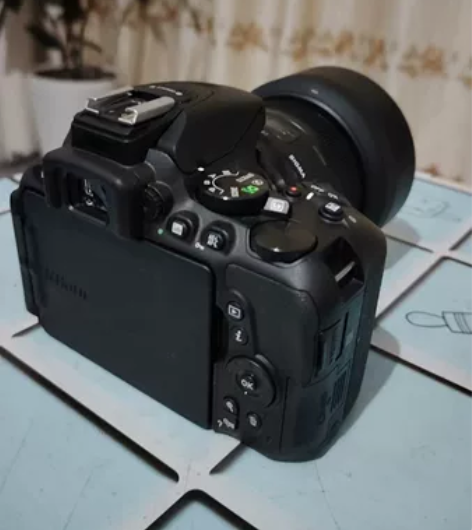尼康D5600单反相机 镜头是适马30mm...