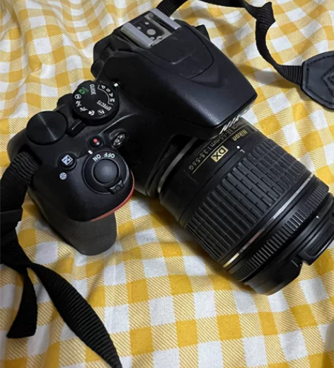 出一个闲置尼康相机D3500 成色如图，朋...