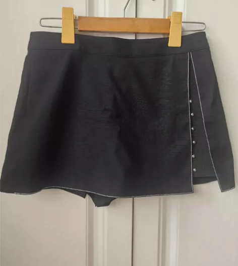 UR女士黑色裙裤，前面是裙子款，后面是短裤...