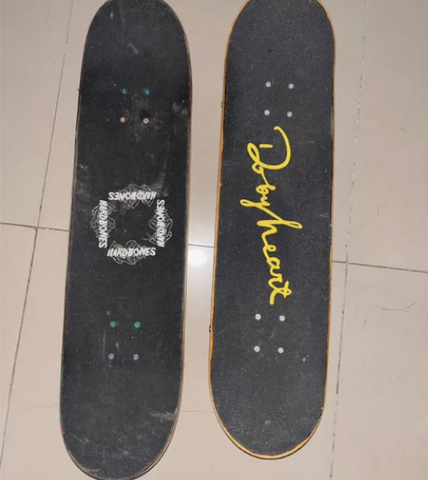 两块滑板出售,闲置一两年了,完好没有损坏,...