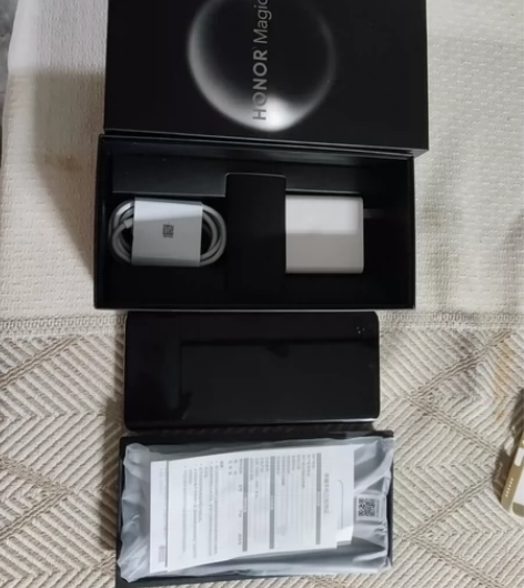 荣耀magic 4全新8+256，买来基本...