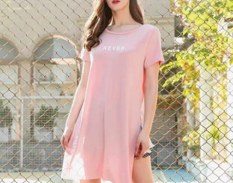 简朵女装夏季新款中长款圆领宽松女上衣字母印...