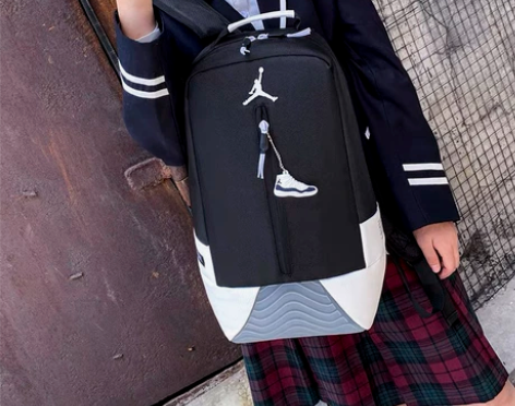 乔丹背包可以放篮球，包不大yex可以休闲背...