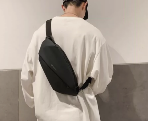 （全新 工厂倒闭）潮牌日系胸包男士ins简...