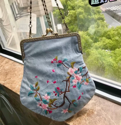 粉蓝色纯手工刺绣女士复古小包 粉蓝色丝绒布...
