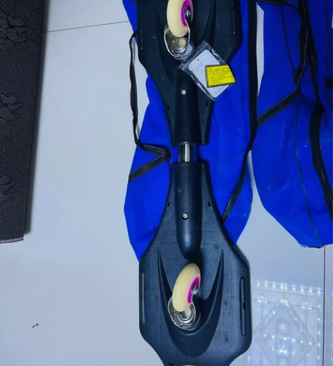 【全新】蛇形双轮滑板，一红一绿2个全新带李...