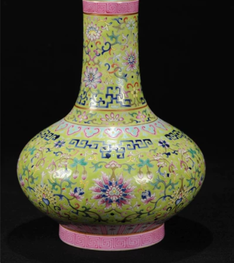 清乾隆绿底花卉纹瓶 高28厘米，口径6厘米...