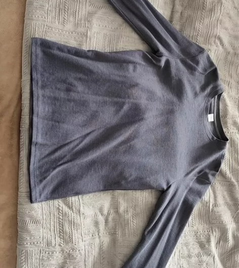 只穿了一次的华夫格长袖,因为尺寸小了点而且...