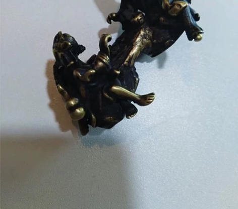 纯铜艺术，形象设计完美，摆设在书架桌面上，...