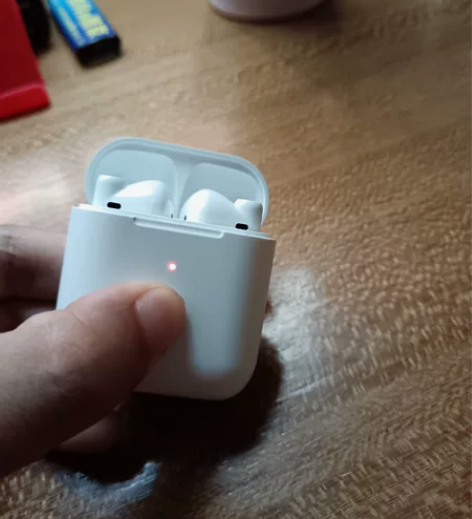 qcy 蓝牙耳机 t8，打开耳机仓亮绿灯，...