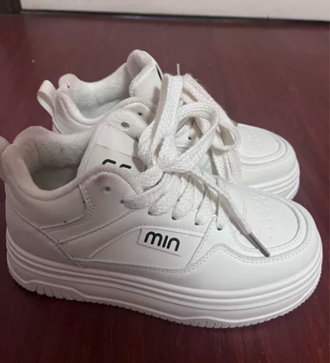 37码带内增高鞋子 穿过一次 几乎全新几乎...