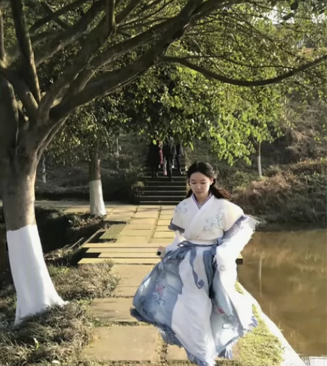 买一套送一套，都是只穿着拍过照片吊牌还在，...